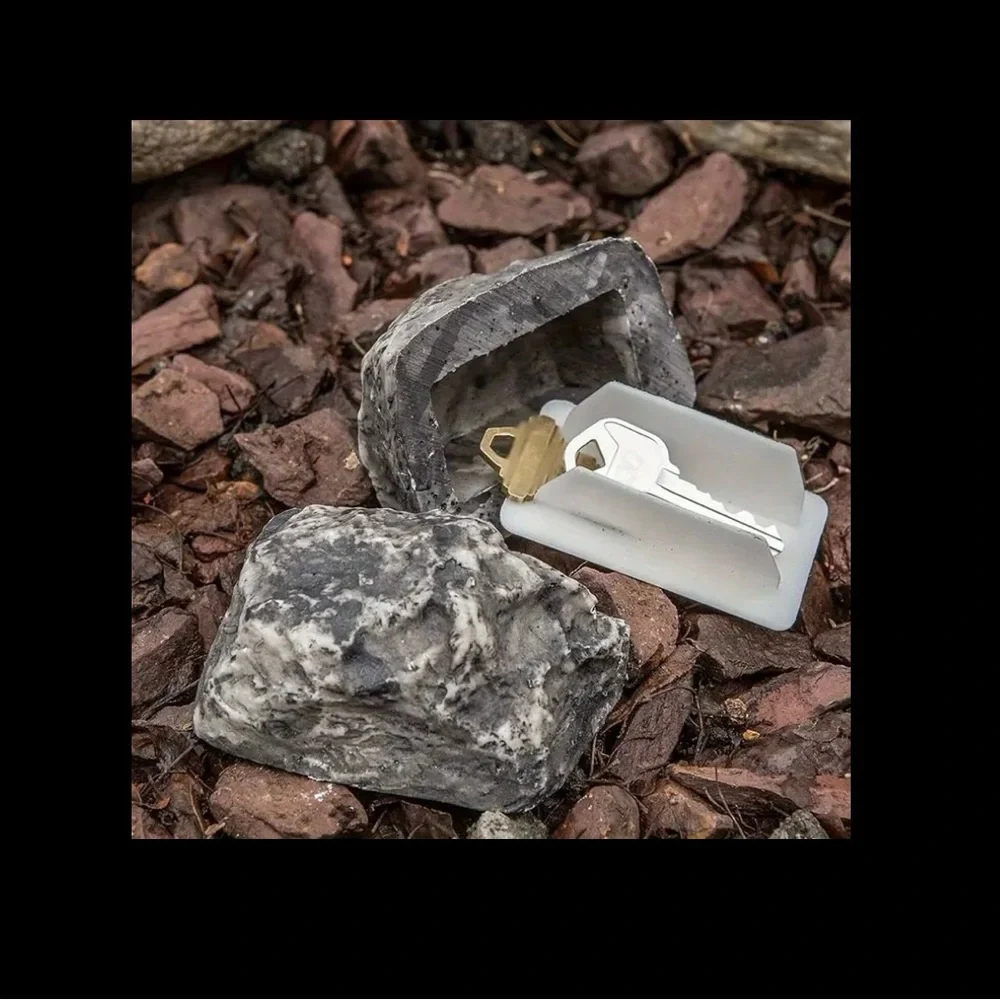 Naturalistic “hide a key” rock